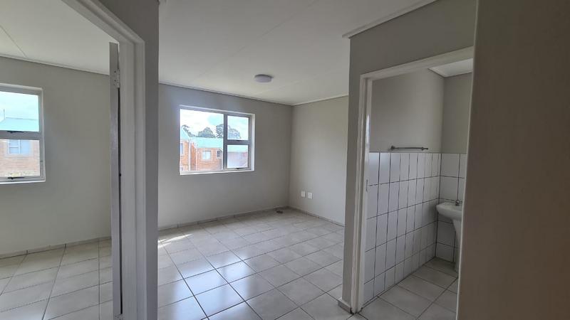 2 Bedroom Property for Sale in Oakglen Western Cape